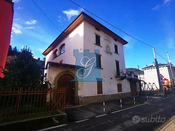 Casa singola composta da tre unità abitative