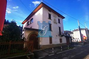 Casa singola composta da tre unità abitative