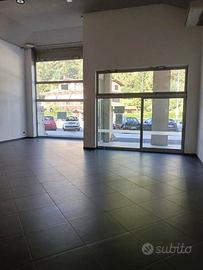 Locale commerciale di 200 mq fronte strada