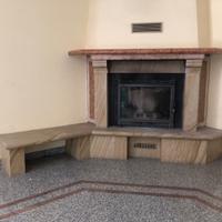 Rivestimento camino in marmo e pietra dorata