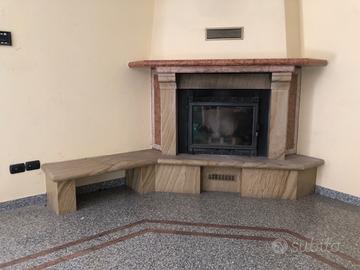 Rivestimento camino in marmo e pietra dorata