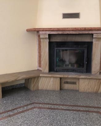 Rivestimento camino in marmo e pietra dorata