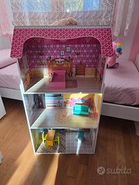 Casa delle bambole in legno 