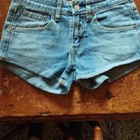 Levis corti
