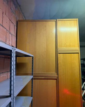 Scaffali in metallo e armadio