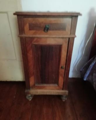 Comodino con radica di noce