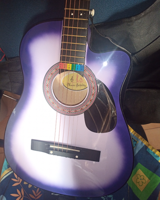 CHITARRA ,perfetta in tutto ,nuova