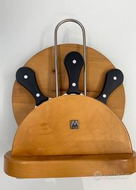 Tagliere con coltelli per formaggi