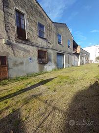 CASA SEMINDIPENDENTE A RUSSI