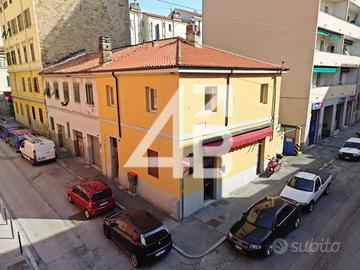 Palazzo / Stabile di 174 m² con più di 5 locali a 