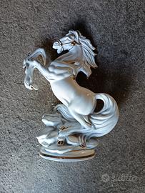 statua cavallo in ceramica