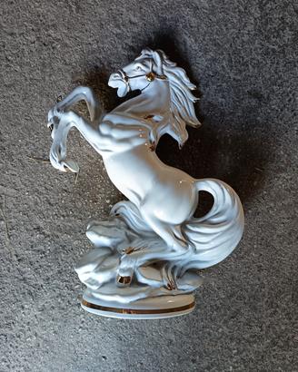 statua cavallo in ceramica