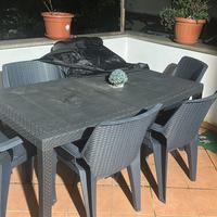 Tavolo e sei sedie plastica grigio