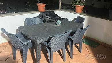 Tavolo e sei sedie plastica grigio