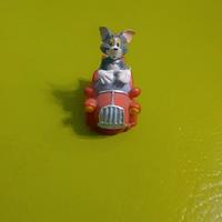 Tom su macchina rossa