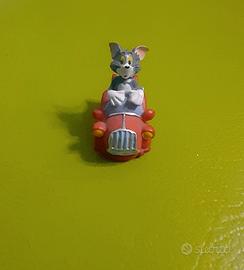 Tom su macchina rossa