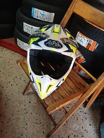 casco motocross praticamente nuovo con 2 visiere 