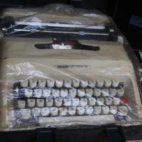 Macchina da scrivere olivetti 35