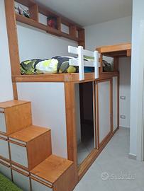 Splendida cameretta a soppalco in legno d'abete