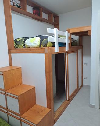 Splendida cameretta a soppalco in legno d'abete