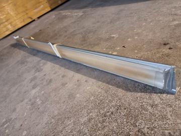 Plafoniera neon a muro color argento