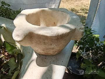 Antico mortaio in pietra