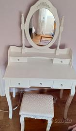 Toeletta con specchio e sgabello 