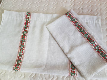 2 tende con motivi floreali e fragole