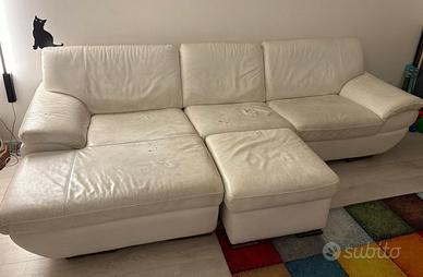 Divano bianco con puff moderno