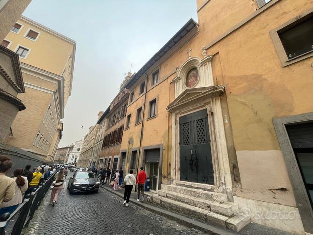 Negozio bilivello ad.te piazza san pietro