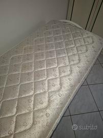 Coppia materassi singoli in buone condizioni.