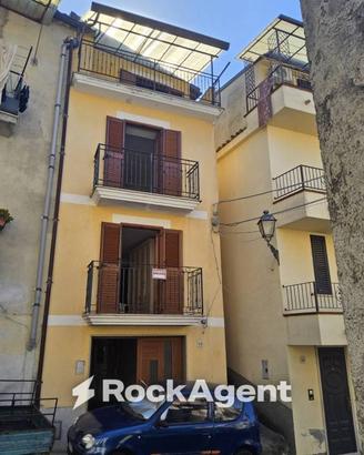 Casa indipendente di 200 m² con 4 locali e box aut