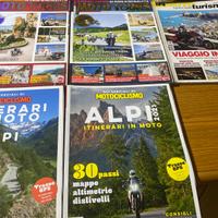 Pantaloni ragazza e riviste viaggi in moto