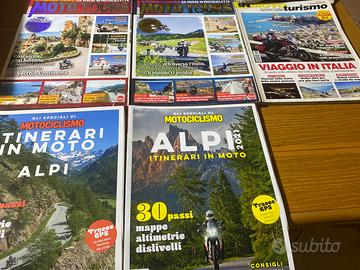 Pantaloni ragazza e riviste viaggi in moto