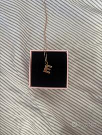 Collana con iniziale E