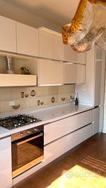 Cucina bianca lucida