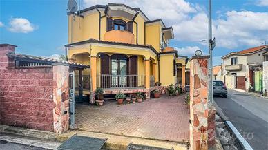 Villa con cortile e taverna