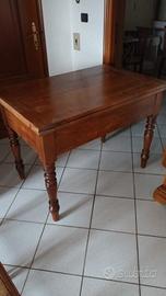 tavolo allungabile in legno e sedie in legno