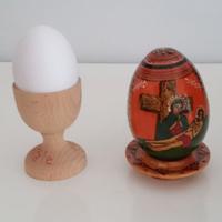 Uovo di pasqua ortodosso e portauovo nuovi
