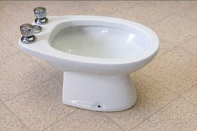Bidet in ceramica bianca