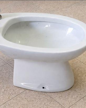 Bidet in ceramica bianca