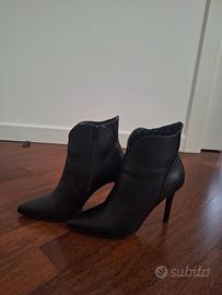 Stivaletto nero seminpelle