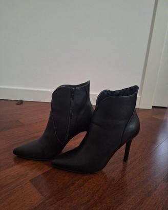 Stivaletto nero seminpelle
