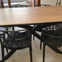 Tavolo in rovere allungabile  con sei sedie 