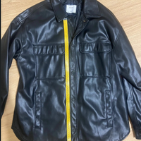 giacca in pelle nera bershka