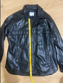 giacca in pelle nera bershka