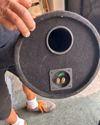 subwoofer per auto a forma di tubo