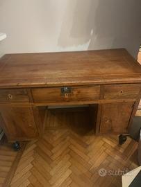 Scrivania antica in legno
