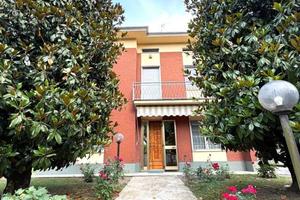 Villa di 200 m² con più di 5 locali e box auto dop