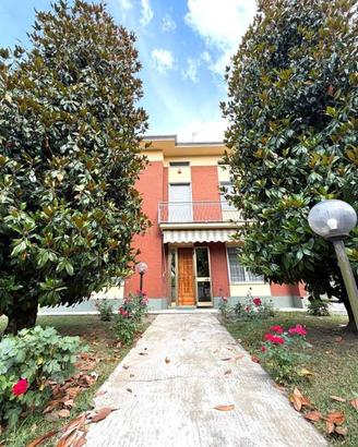 Villa di 200 m² con più di 5 locali e box auto dop